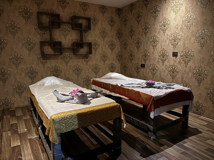 Couple massage at spa in Jubilee hills